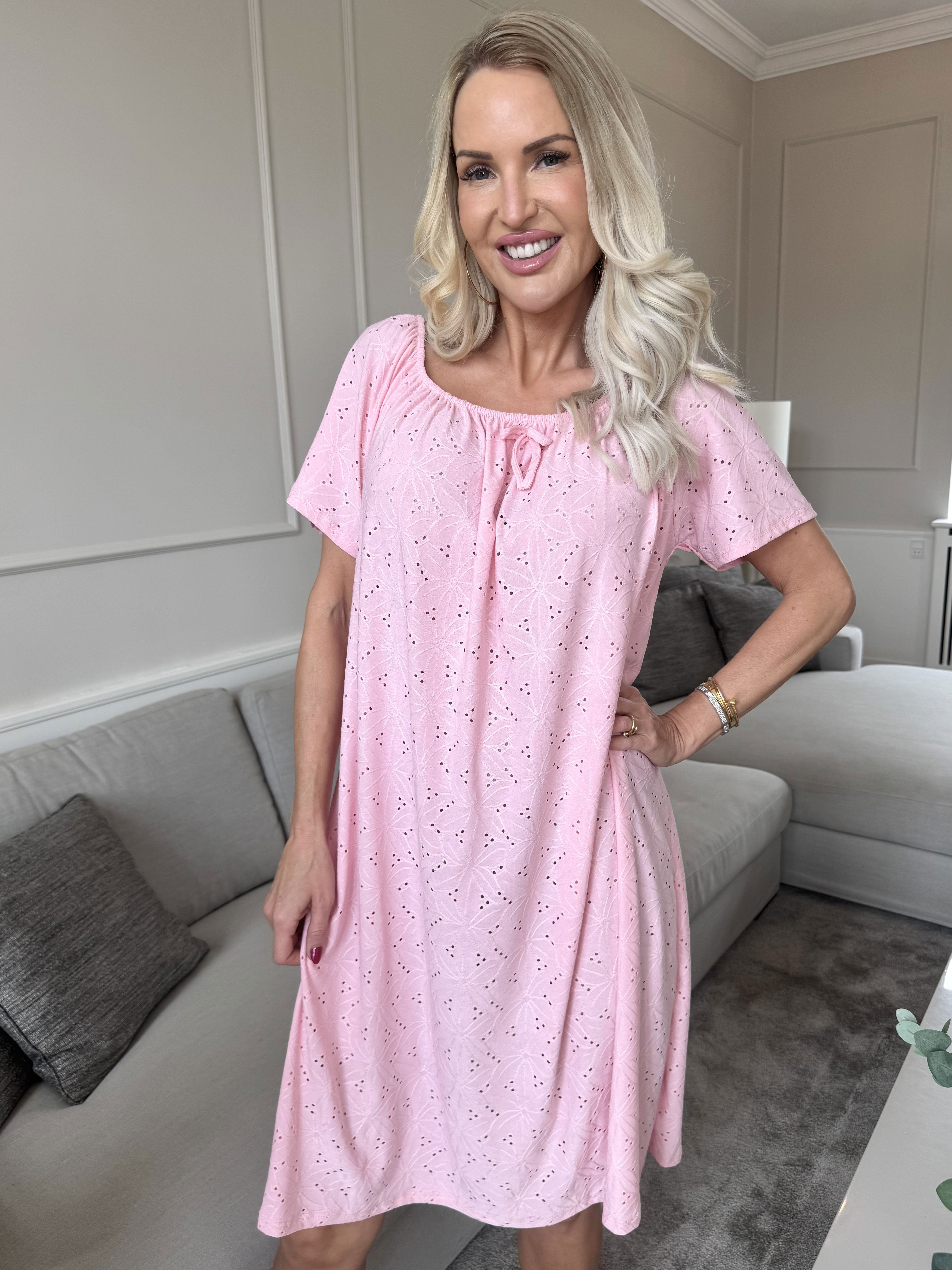 Aliz - Söt mjuk klänning med broderie anglaise